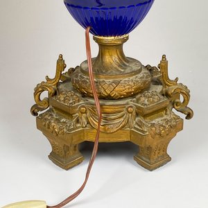 Lámpara de loza azul y bronce, con base labrada ,altura 46 cm con pantalla - imagen 3