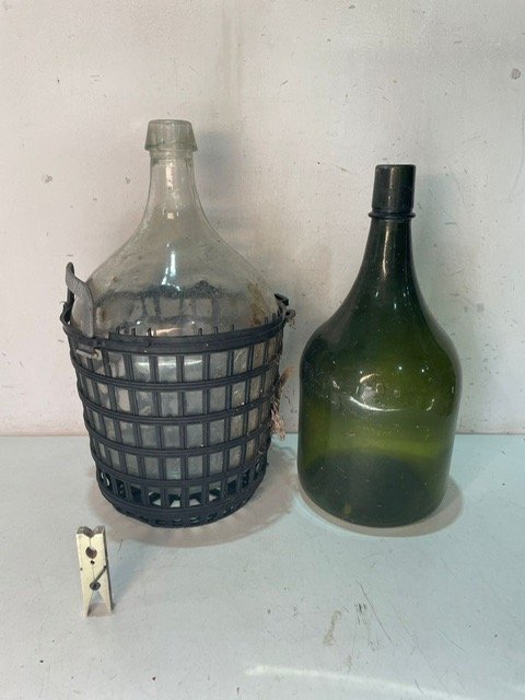 Lote siguiente: Dos damajuanas de vidrio