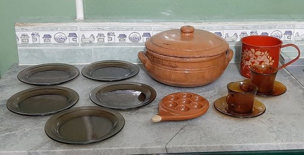 Lote Variado: Guisera de Barro, Platos para Torta, Provolonera, Tazas y Jarro Pintado - imagen 1