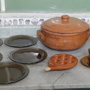Lote anterior: Lote Variado: Guisera de Barro, Platos para Torta, Provolonera, Tazas y Jarro Pintado