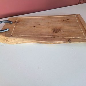 Tabla de Cocina Artesanal de Madera con Herradura - imagen 3