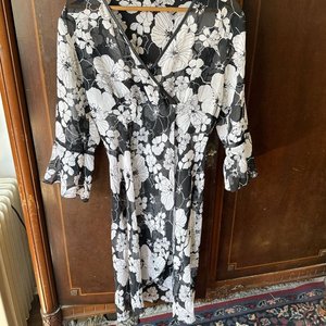 Vestido Estampado Blanco y Negro con Escote en V y Mangas Tres Cuartos - imagen 1