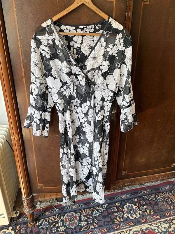 Vestido Estampado Blanco y Negro con Escote en V y Mangas Tres Cuartos