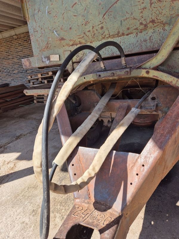 Grúa de construcción en mal estado - imagen 12