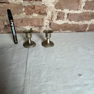 Par de Veladores de Platina con Base Repujada - imagen 6