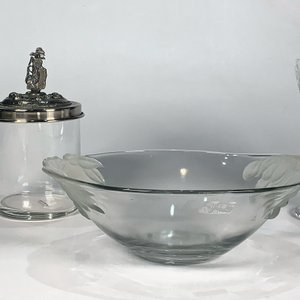 Lote de 4 piezas de vidrio: centro decorativo, bizcochera y dos floreros - imagen 2