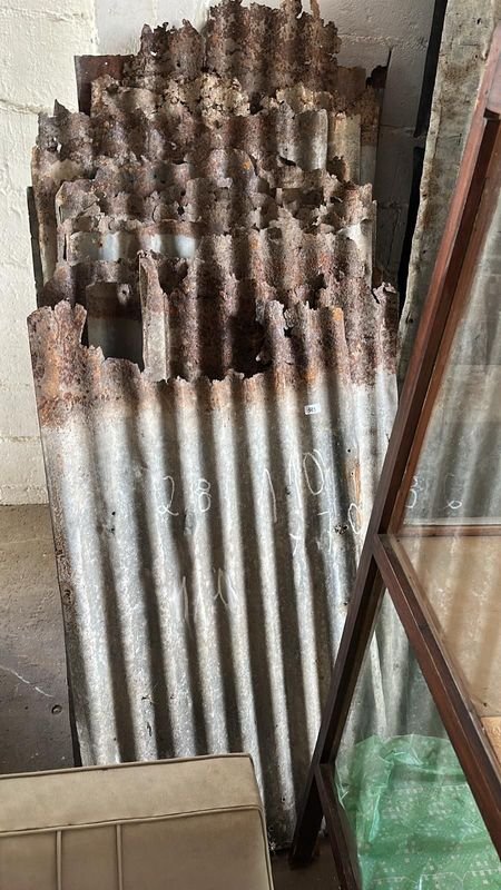 Lote siguiente: Recortes de chapas de zinc en mal estado