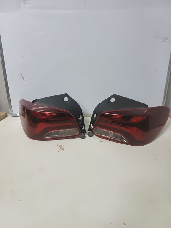Juego de Ópticas Traseras Izquierda y Derecha Chevrolet Onix
