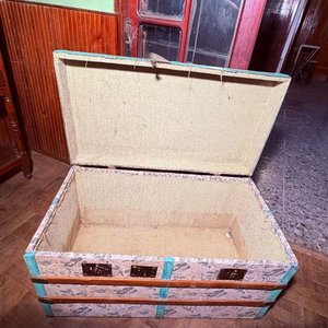 Antiguo Baúl Tapizado con Estampado Floral y Detalles en Madera - imagen 9
