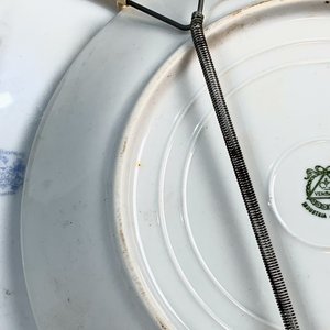 Dos Platos de Porcelana con Decoración de Uvas - Argentino y Bavaria - imagen 2