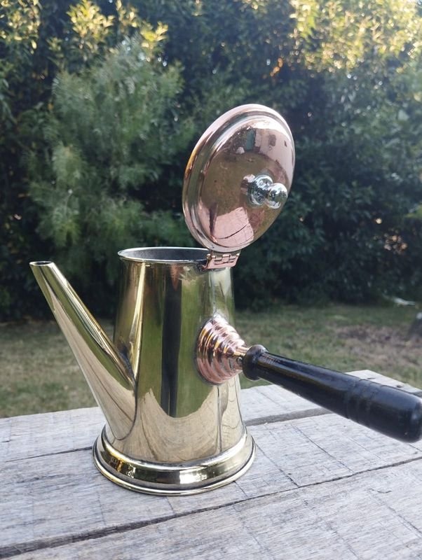 Lote siguiente: Cafetera turca en bronce pulido con tapa en cobre