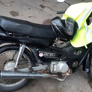 Moto Yumbo Eco 70 con Casco y Chaleco Reflectivo - imagen 3