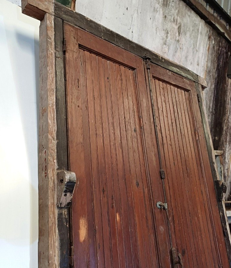 Puerta de madera antigua con marco - imagen 8