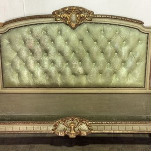 Cama Clásica Estilo Luis XV con Tapizado Capitoné Verde - imagen 9