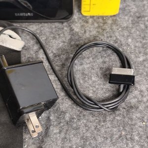 Tablet Samsung con Estuche y Cargador Original - imagen 3