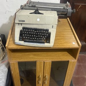 Lote anterior: Rack de Madera con Máquina de Escribir Paci