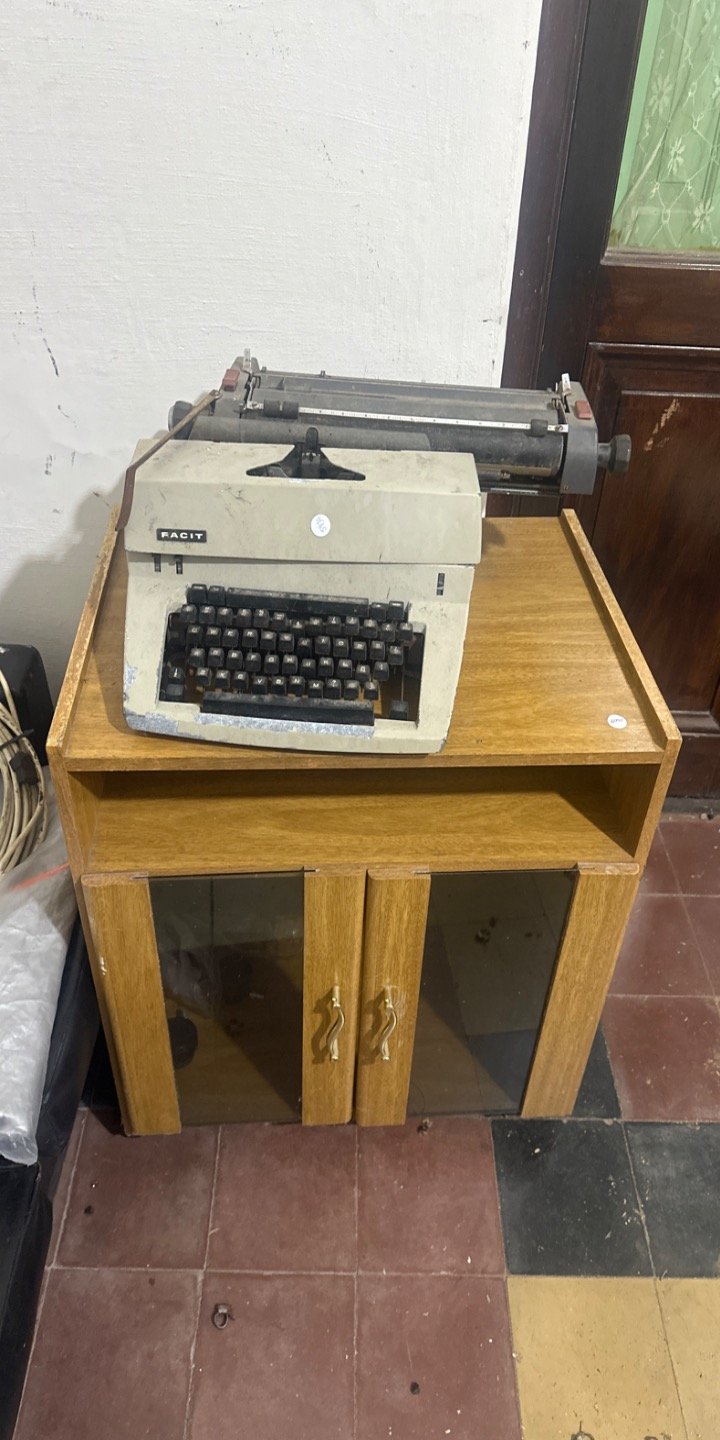 Rack de Madera con Máquina de Escribir Paci
