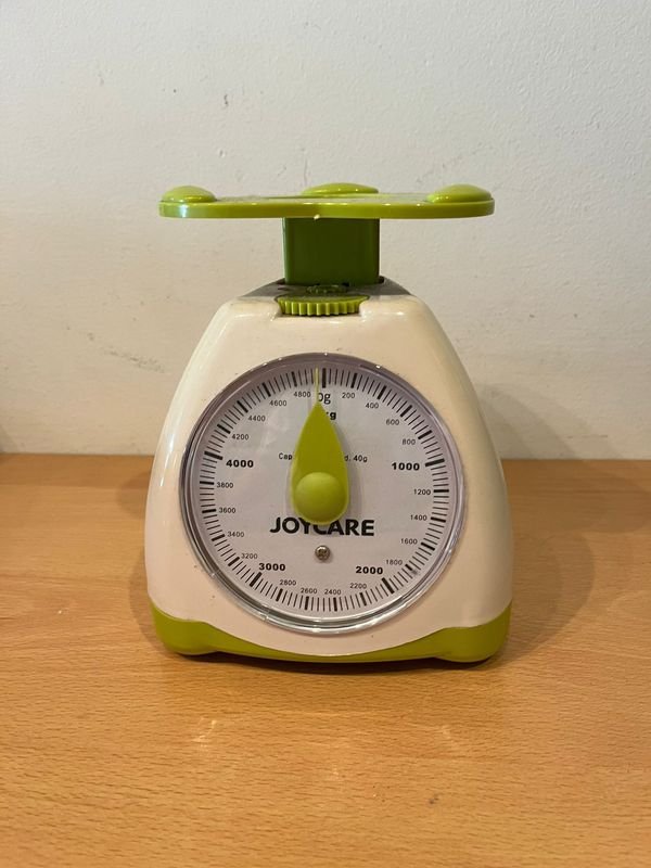 Lote anterior: Lote de cocina con balanza, reloj y fuentes de platina