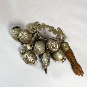 Dos Balangandanes Distintos: Adornos Vintage de Metal y Madera - imagen 3