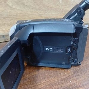 Cámara Compact VHS JVC con Zoom Óptico 22x y Monitor LCD - imagen 5