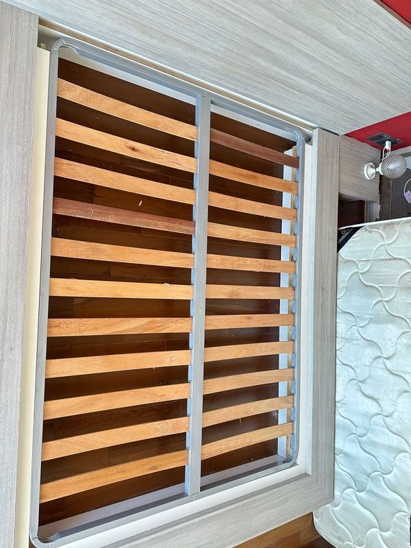 Cama de 2 plazas con respaldo y mesitas incorporadas - imagen 2