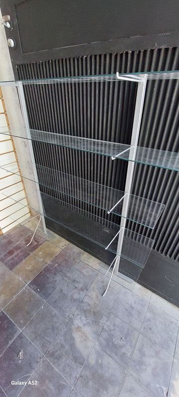 Estante de biblioteca en hierro con estantes de vidrio - imagen 3