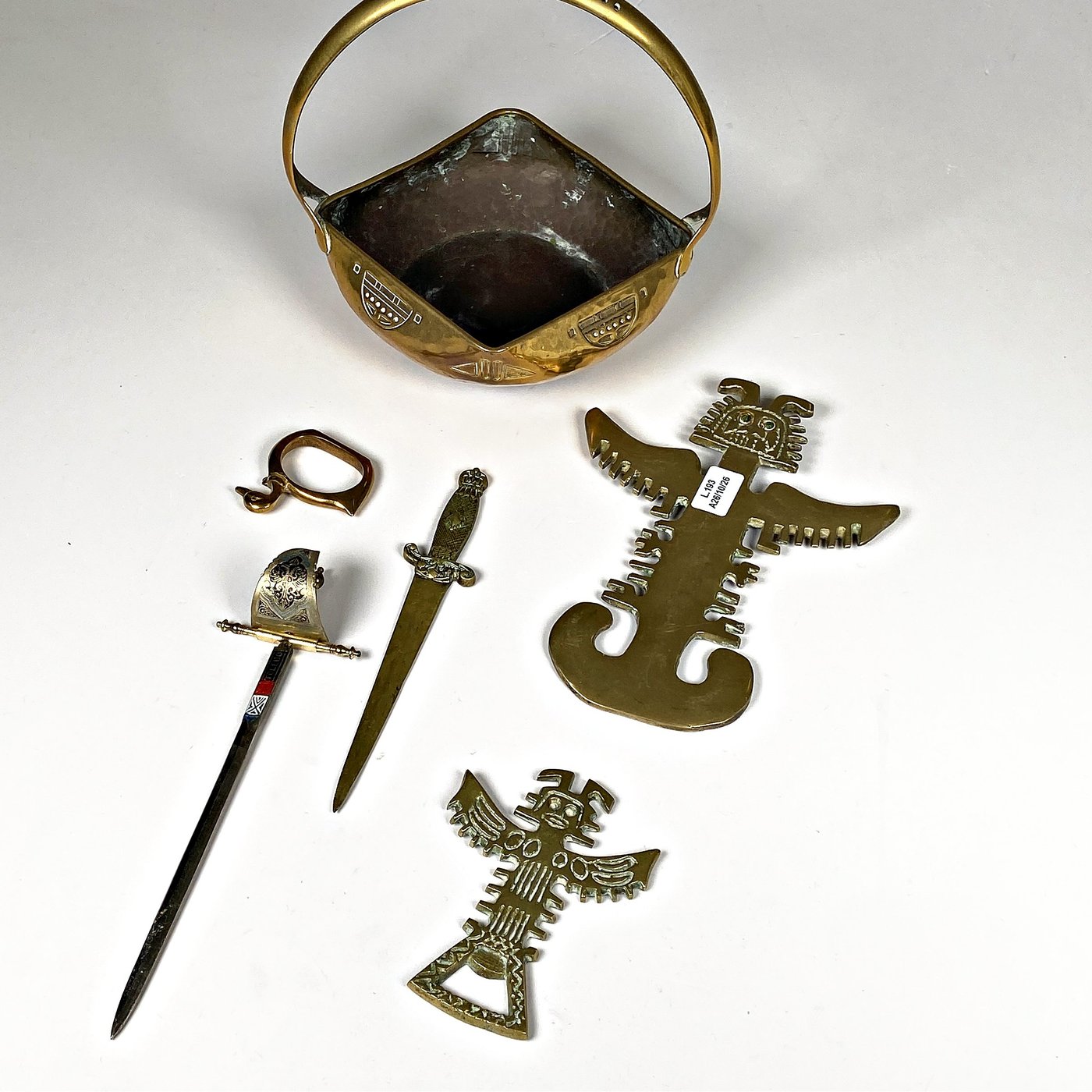 Seis Piezas de Bronce: Centro con Asa, Abrecartas, Destapador y Adornos