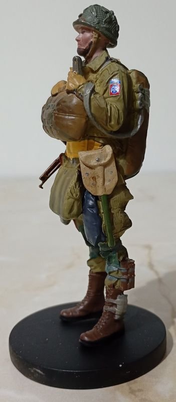 Figura de plástico de un paracaidista de la 101ª División Aerotransportada - imagen 4