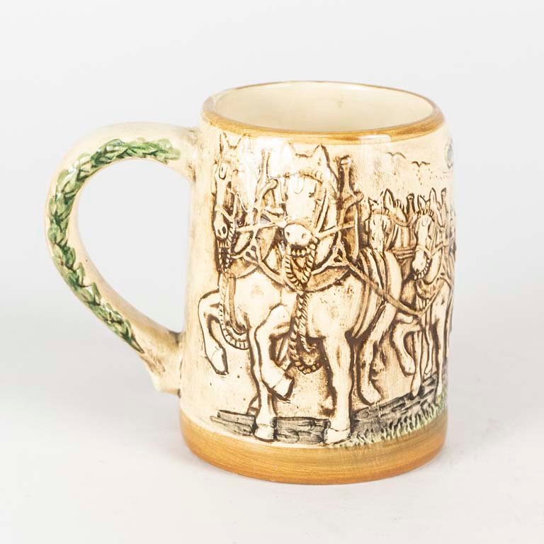 Jarra de cerveza uruguaya con escenas en relieve - imagen 2