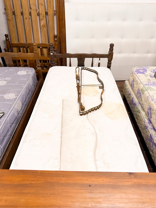 Espejo Antiguo con Marco Dorado y Cama de Una Plaza - imagen 1