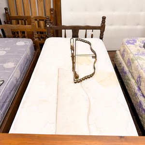 Lote siguiente: Espejo Antiguo con Marco Dorado y Cama de Una Plaza