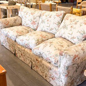 Lote siguiente: Sofá de 3 cuerpos con estampado floral