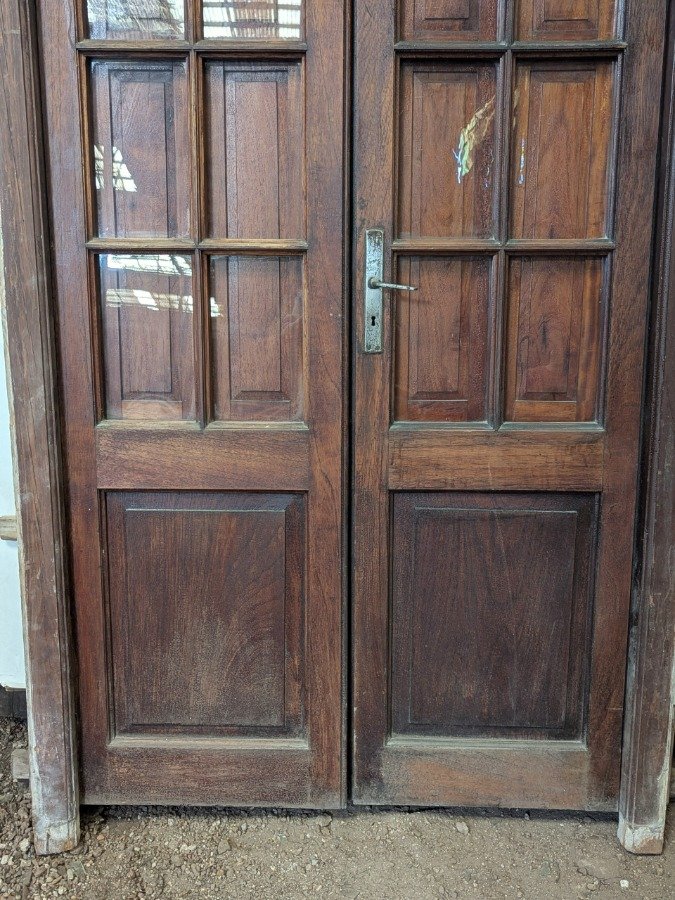 Puerta antigua con par de hojas batientes y marco de pinotea - imagen 4