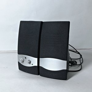 Lote de Accesorios Tecnológicos: Parlantes, Cargadores, Estuches y Plaqueta Madre - imagen 4