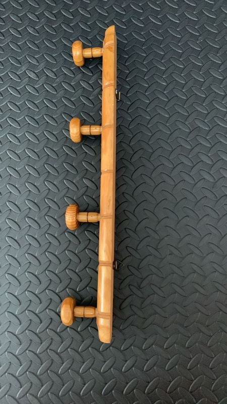 Lote anterior: Perchero en madera con 4 perchas