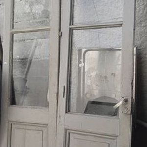 Lote siguiente: Puerta Doble de Madera con Marco Desarmado y Vidrios