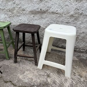 Lote de 6 Banquitos: Plástico Blanco, Madera y Tapizados - imagen 8