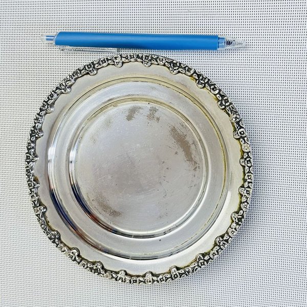 Antigua aceitera tallada en relieve con bandeja circular en platina - imagen 3