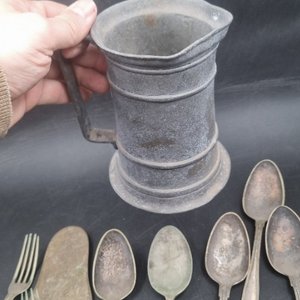 Jarra Antigua con Cubiertos de Metal Plateado - imagen 5