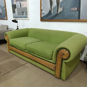 Lote siguiente: Sofá de 2 Cuerpos Tapizado en Tela Verde con Apliques de Ratan