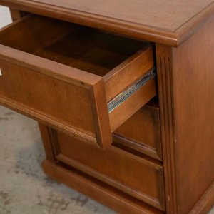 Mesa de Luz de Madera con Tres Cajones - imagen 3