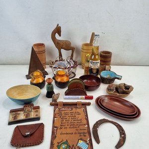 Lote de Adornos y Objetos Varios: Figura de Ciervo, Recipientes, Herradura y Placa - imagen 1