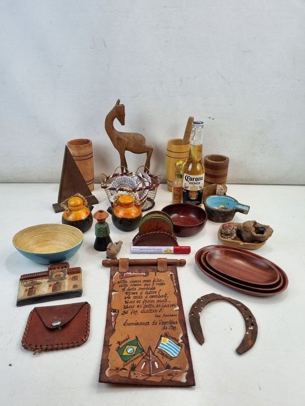 Lote de Adornos y Objetos Varios: Figura de Ciervo, Recipientes, Herradura y Placa