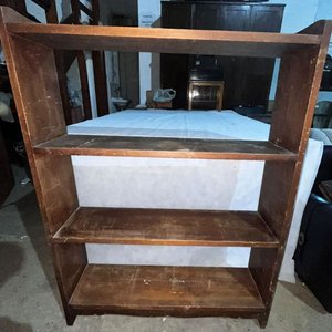 Lote siguiente: Estantería de Madera Antigua con Tres Niveles