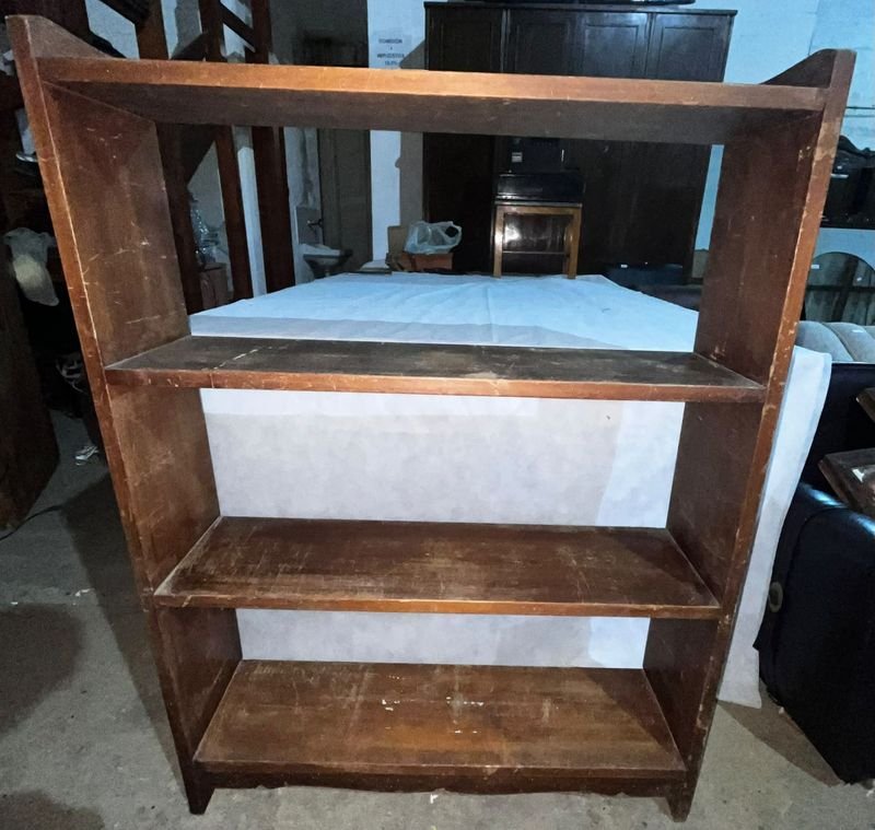 Estantería de Madera Antigua con Tres Niveles
