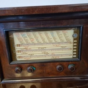 Radiola Antigua a Válvulas con Tocadiscos y Compartimento para Discos - imagen 6