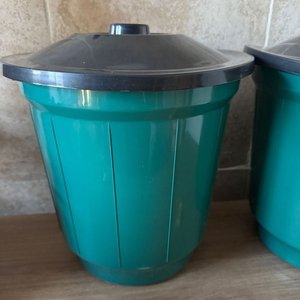 Dos Tachos de Basura Verdes con Tapa Negra - imagen 2