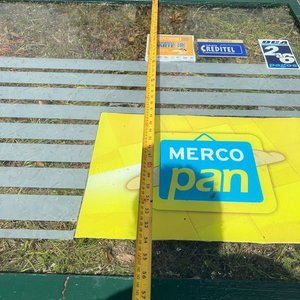 Lote siguiente: Gran Ventanal con Marco Verde y Logos