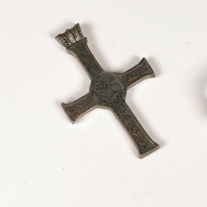 Lote de 7 Piezas de Bisutería: Collares, Caravanas, Anillos y Cruz - imagen 6