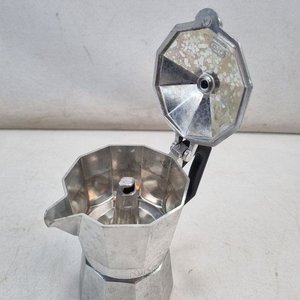 L 344 - 1 Pieza - Clasica cafetera moka italiana de diseño octogonal para 3 pocillos con asa en color negro, ideal para amantes del buen cafe - imagen 2